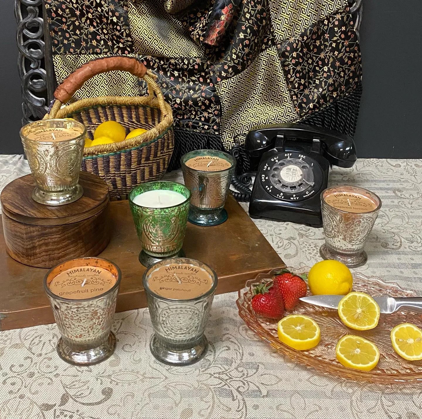 HIMALAYAN Fleur De Lys Candle - Thumbnail 2